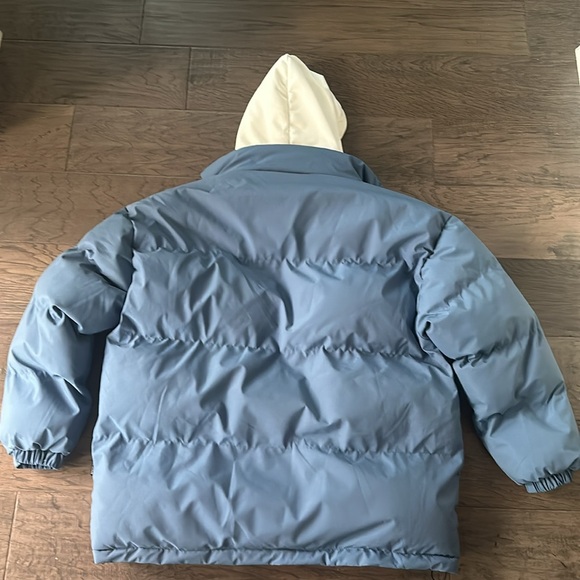 New without tags. Men’s puffer with built in hoodie. - Picture 4 of 6